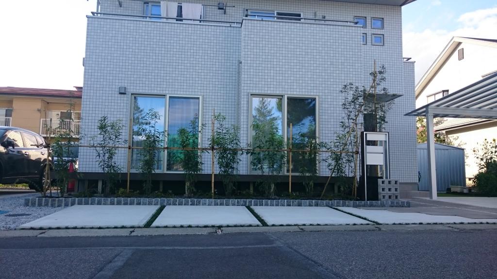 駐車場　門柱　植栽　