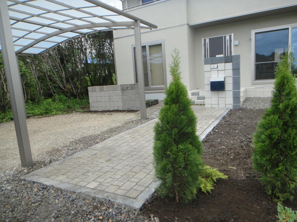 植栽　カーポート　門柱　塀